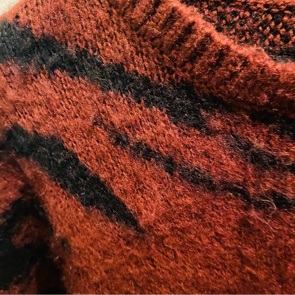 ONLY Onlranja Red Abstract Tiger Stripe Sweater - Picture 5 of 8